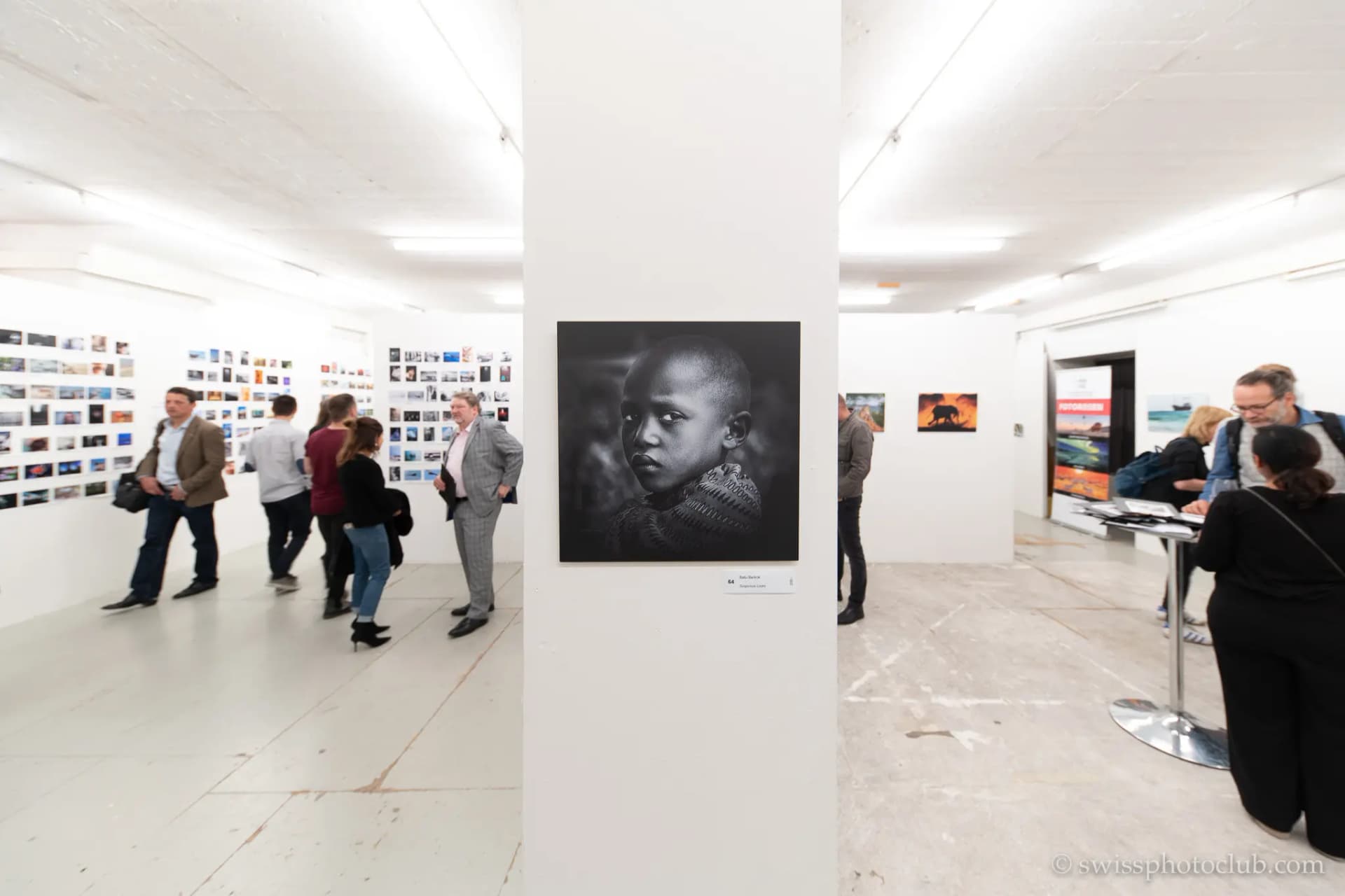 Du musst kein berühmter Fotograf sein, um deine Fotos in einer Galerie ausstellen zu können.
